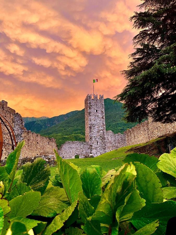 La Casa Sulla Collina Del Castello Villa Breno Buitenkant foto