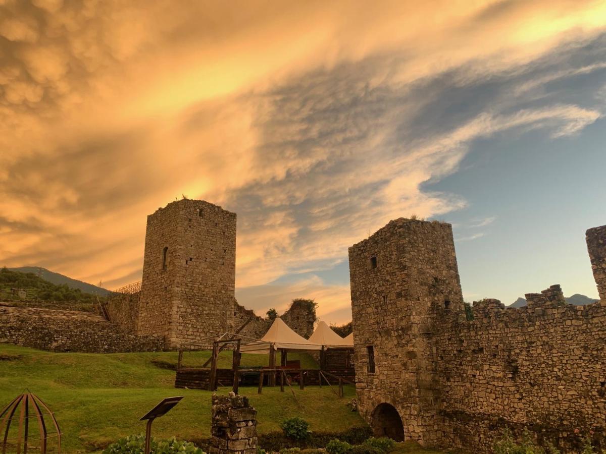 La Casa Sulla Collina Del Castello Villa Breno Buitenkant foto