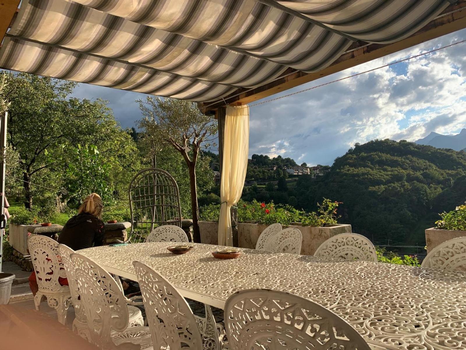 La Casa Sulla Collina Del Castello Villa Breno Buitenkant foto